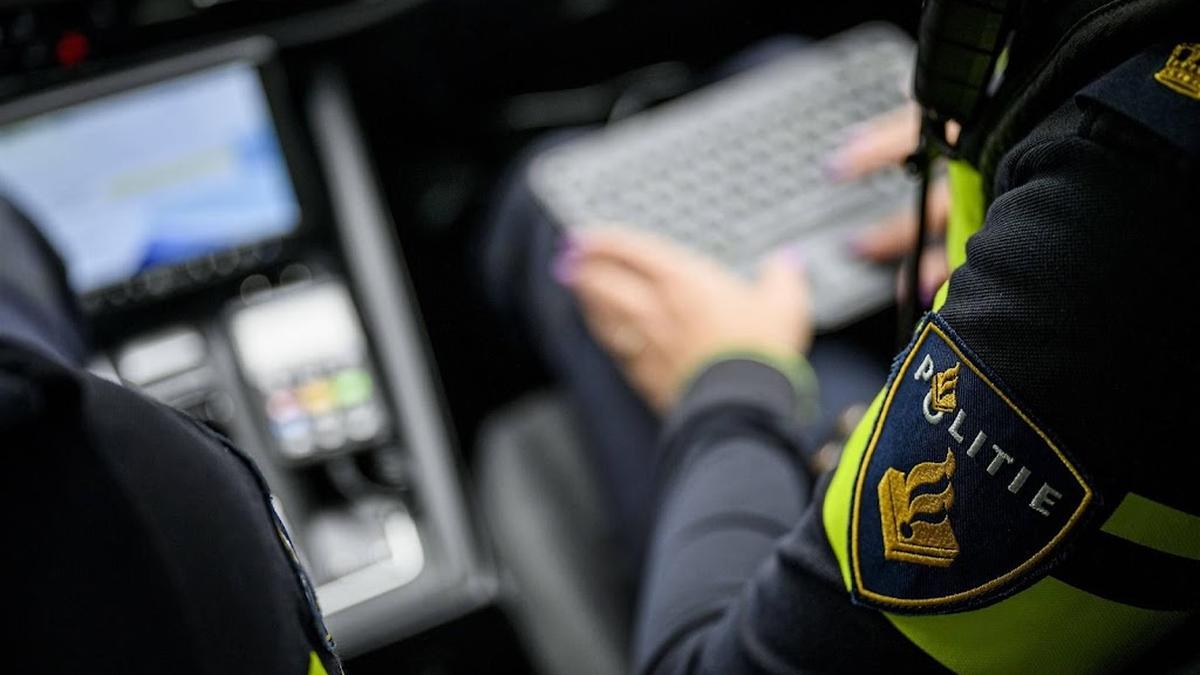 Agent van de politie werkt digitaal samen in de migratieketen